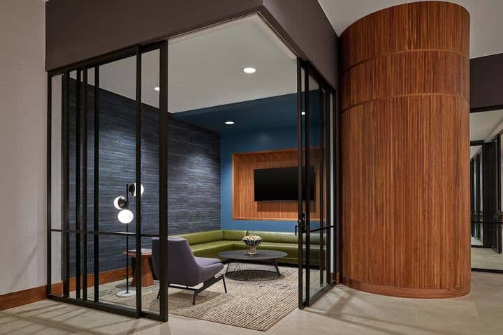 Lounge 92 of 145